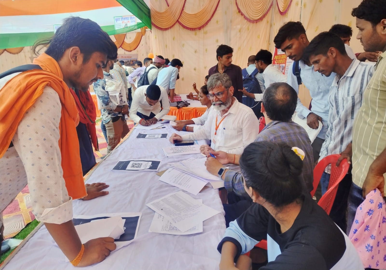 रोजगार मेला में रजिस्ट्रेशन कराते बेरोजगार। संवाद