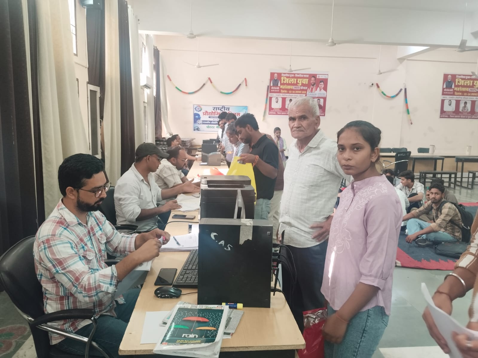 राजकीय आईटीआई में दाखिला प्रक्रिया में भाग लेते छात्र। स्वयं
