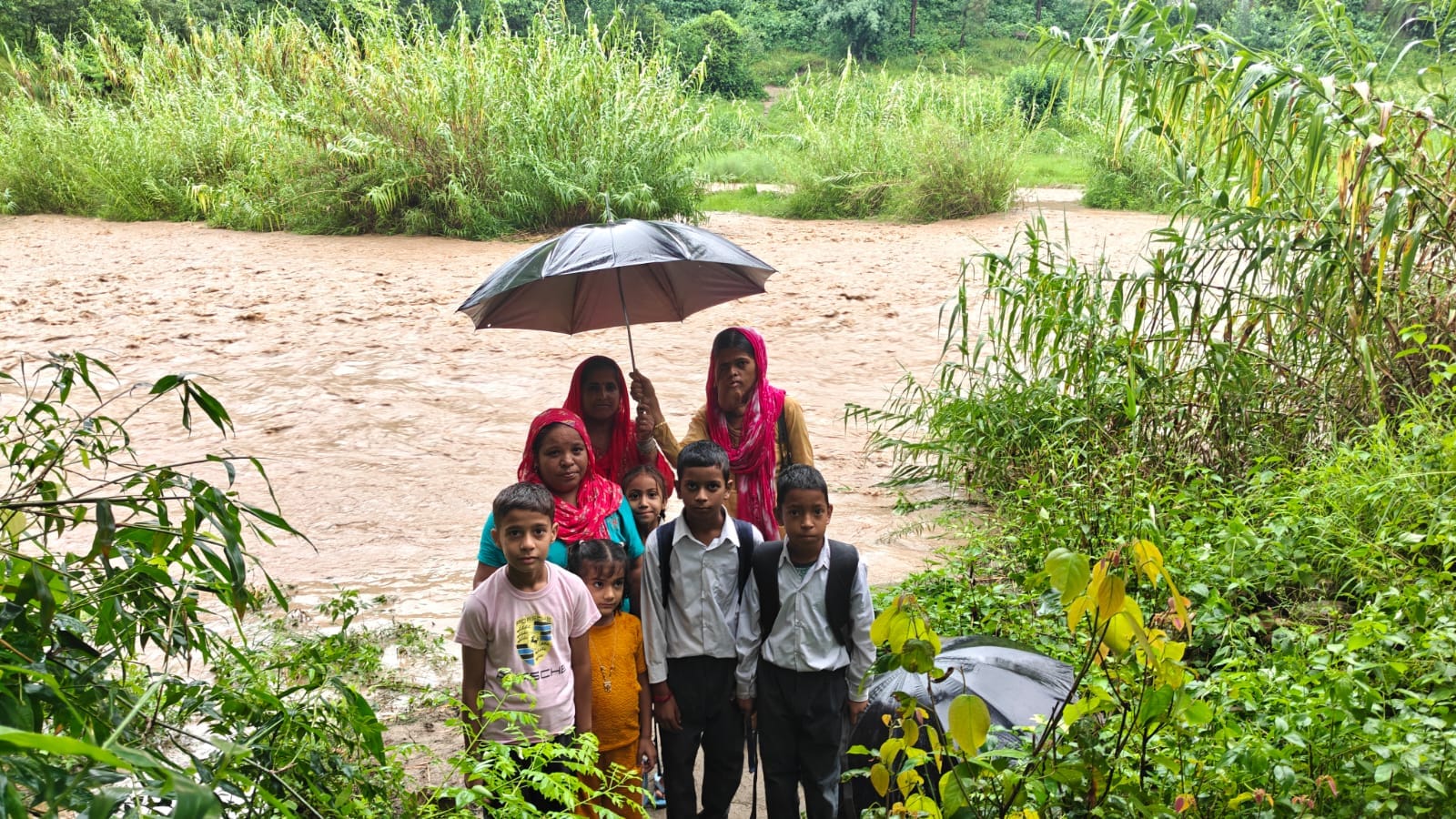 राजकीय माध्यमिक पाठशाला नारा के लिए निकले बच्चे खड्ड में बाढ़ आने के कारण वापस आते हुए। स्रोत ज
