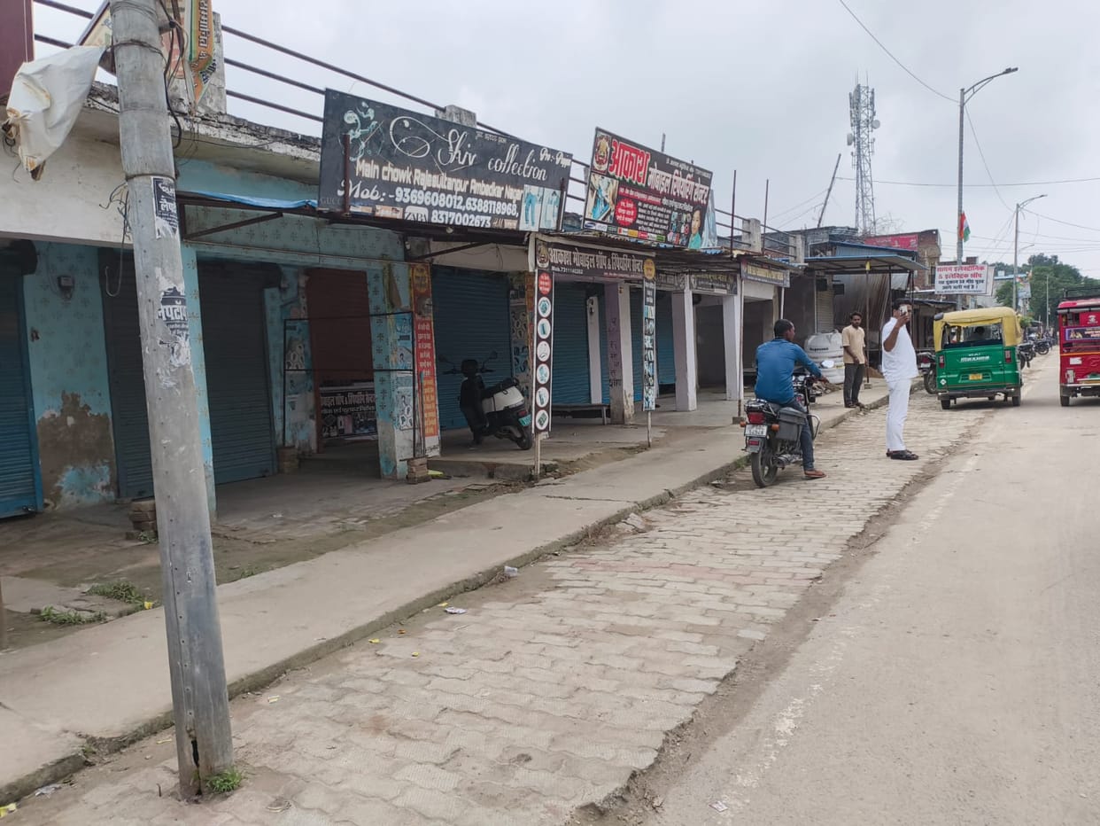 Rajesultanpur market stayed closed in protest against the electricity system