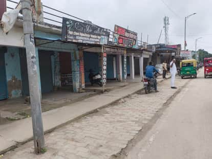 राजेसुल्तानपुर बाजार में बृहस्पतिवार सुबह बंद पड़ीं दुकानें।संवाद