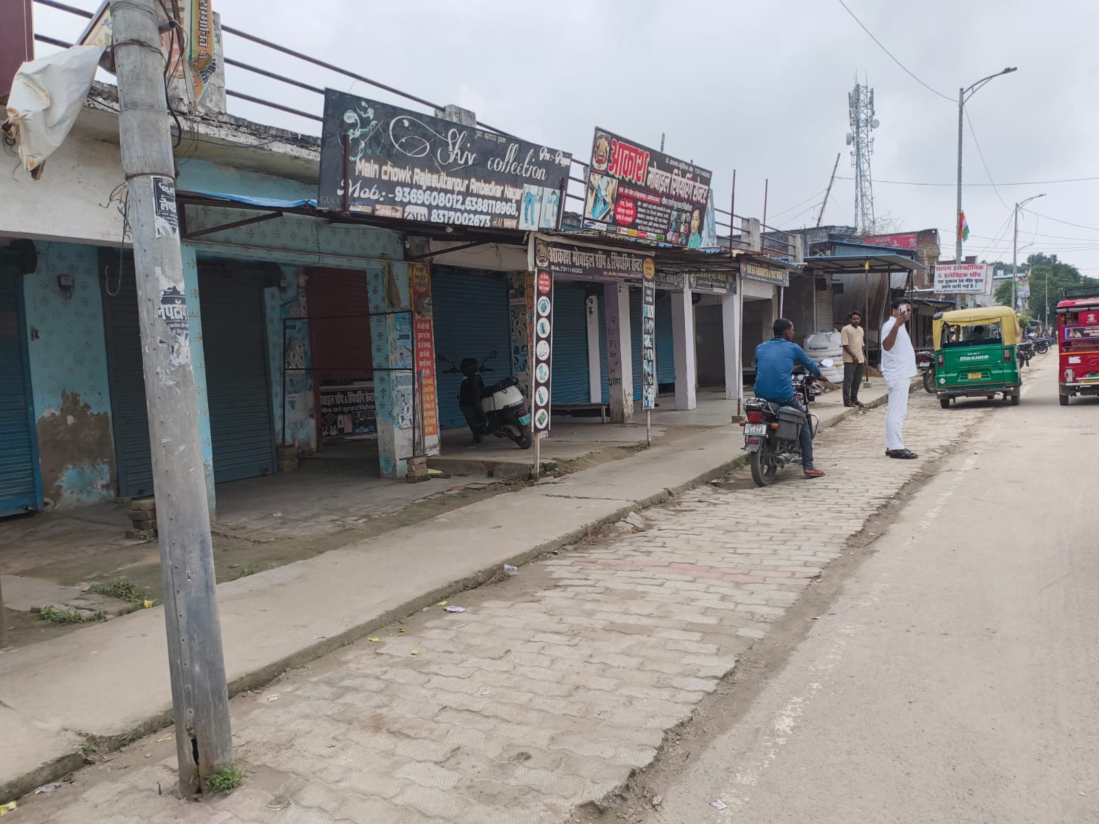राजेसुल्तानपुर बाजार में बृहस्पतिवार सुबह बंद पड़ीं दुकानें।संवाद