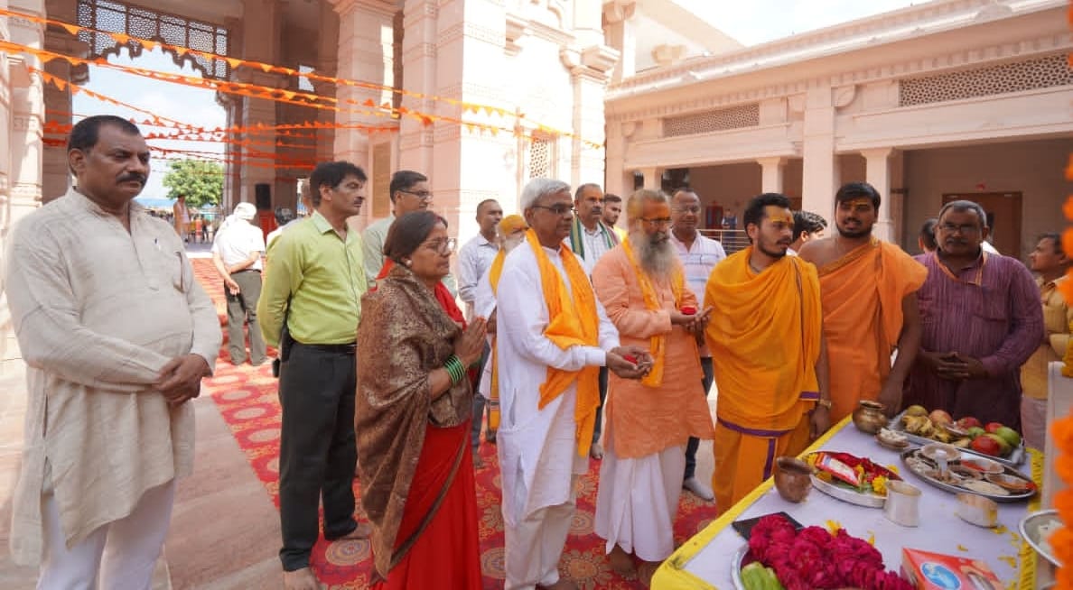 राम मंदिर में पूजन करते अंतरिम महासचिव व महंत दिनेंद्र दास
