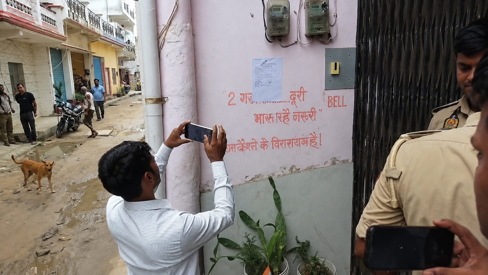 रानी की सराय में एक नर्सिंग होम पर नोटिस चस्पा करती पुलिस। संवाद