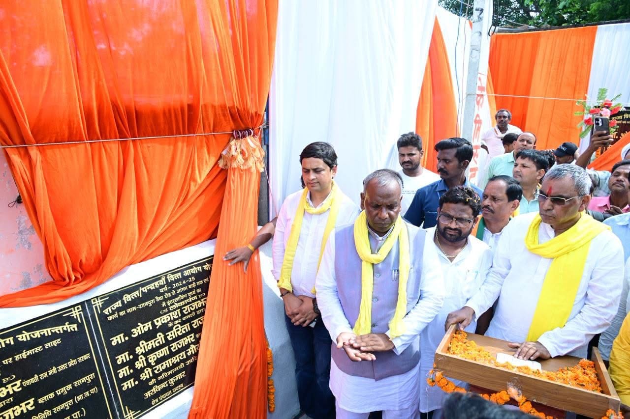 रतनपुरा ब्लाक स्थित शहीद स्मारक पर लगे 51 फीट ऊंचा राष्ट्रध्वज का लोर्कापण करते कैबिनेट मंत्री 