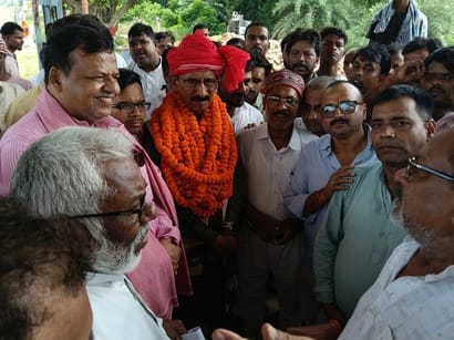 रेवती रेलवे स्टेशन के निरीक्षण के दौरान लोगों से वार्ता करते सलेमपुर सांसद रमाशंकर राजभर।संवाद