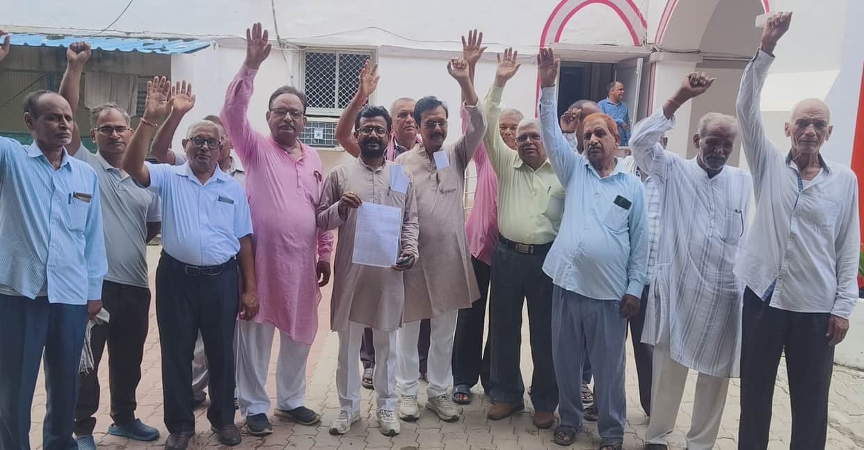 Councilors protest against the Chairman over waterlogging, roads, and filth.