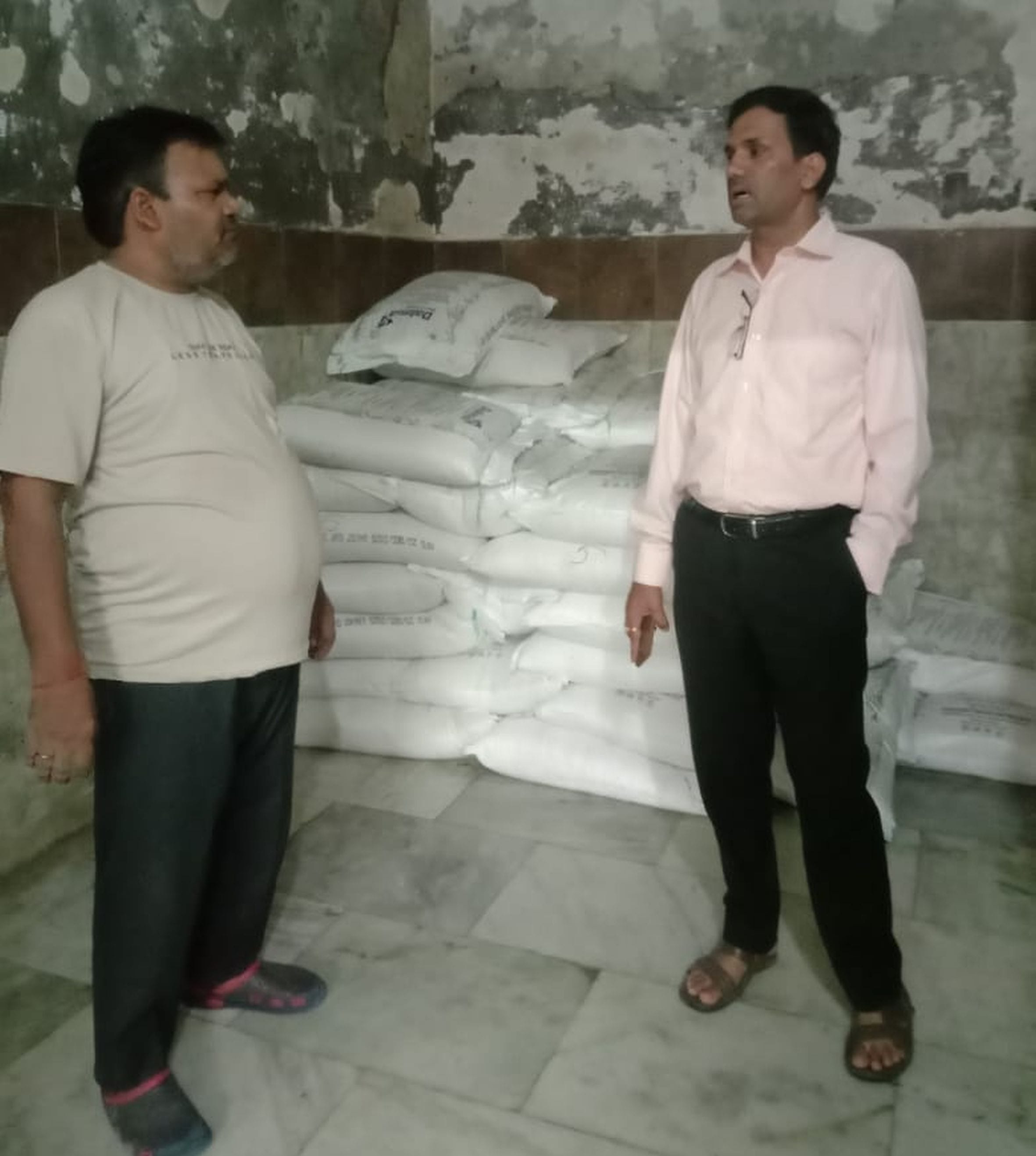 रायबरेली में शहर में छापामारी के दौरान गोदाम में चीनी का स्टॉक चेक करती टीम।