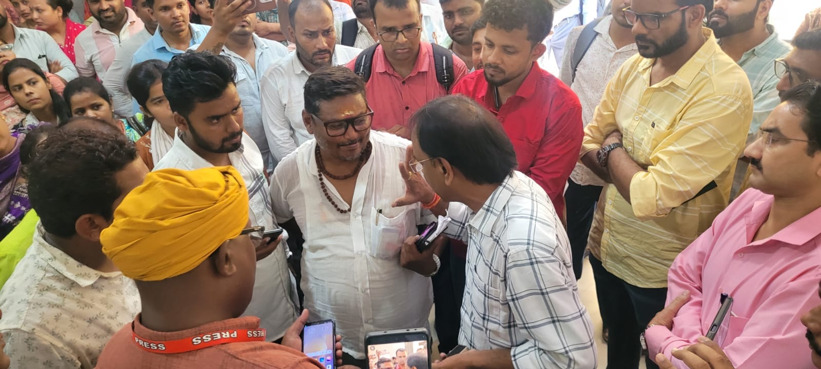 सीएमओ से वार्ता करते हुए सीएचओ, 