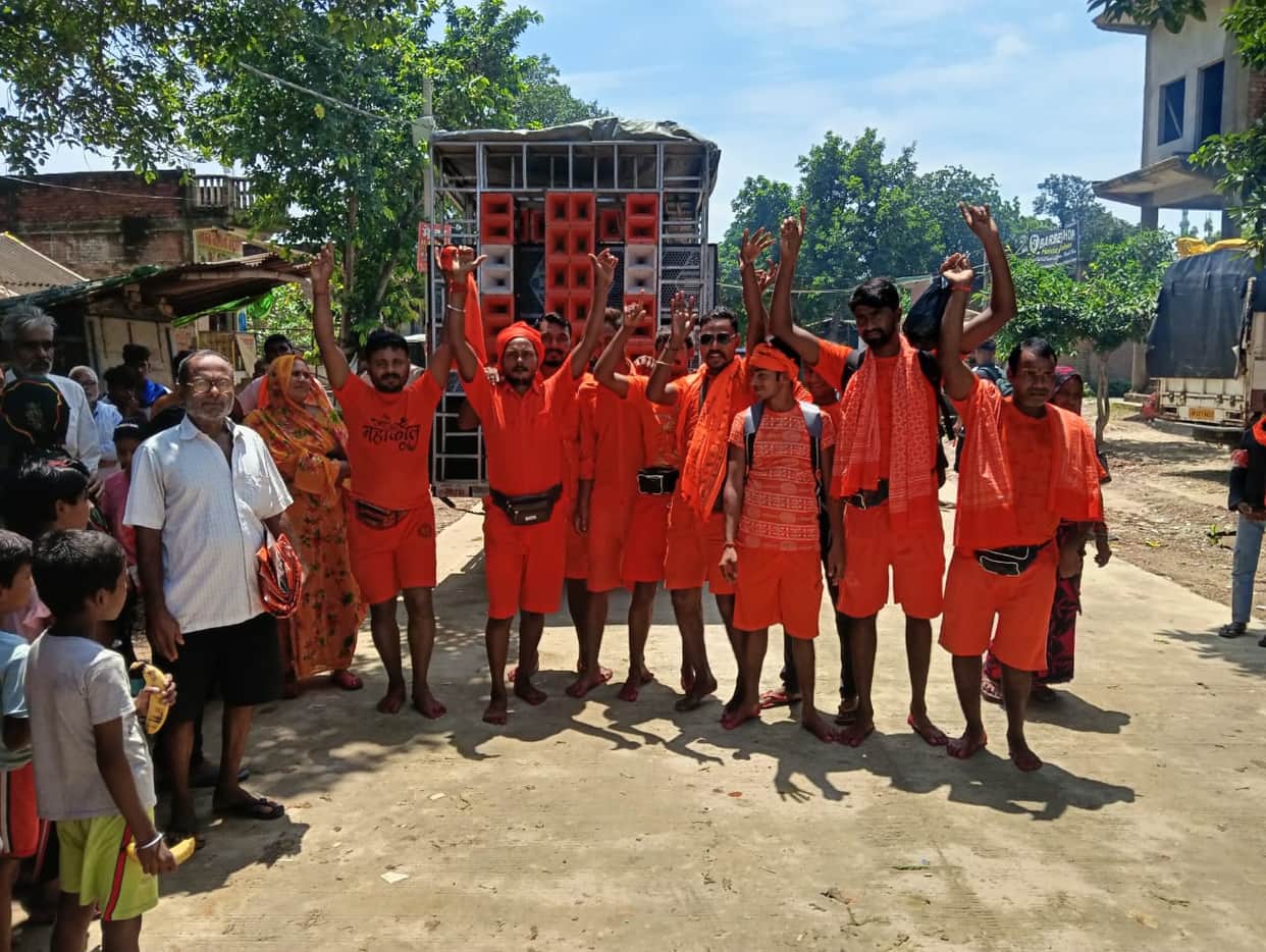 The group of Kanwariyas set off to go to Deoghar