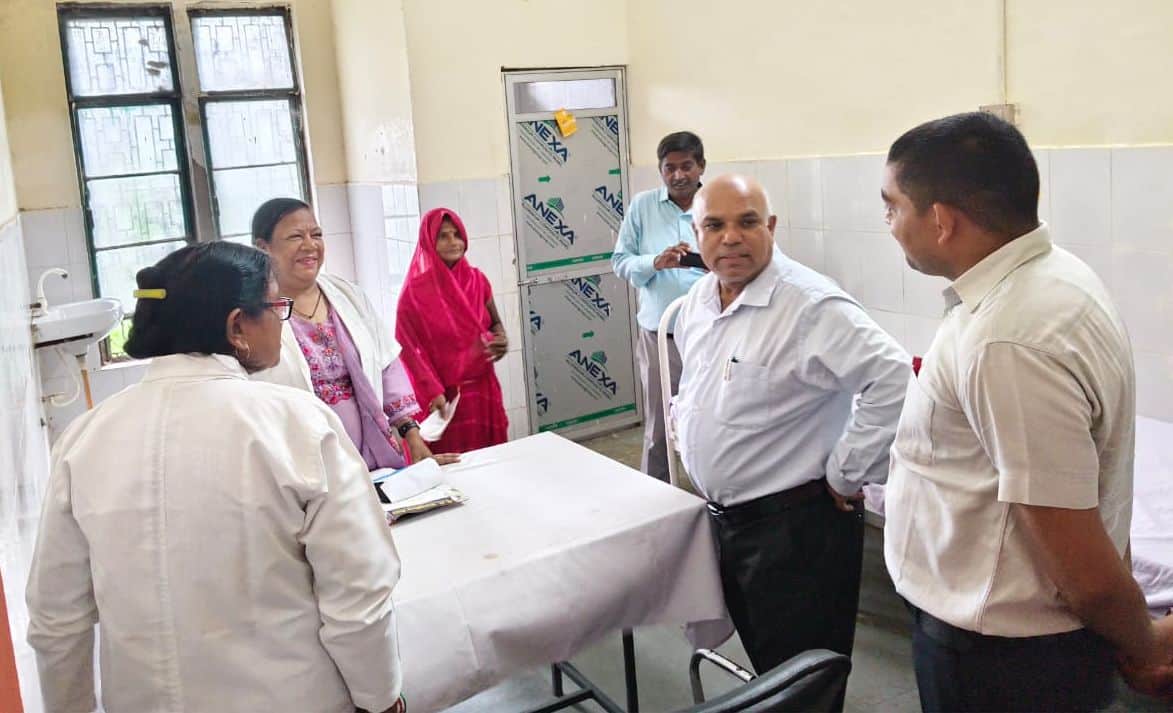 Siddharthnagar News: CMO conducted a surprise inspection of Bewa CHC and PHC