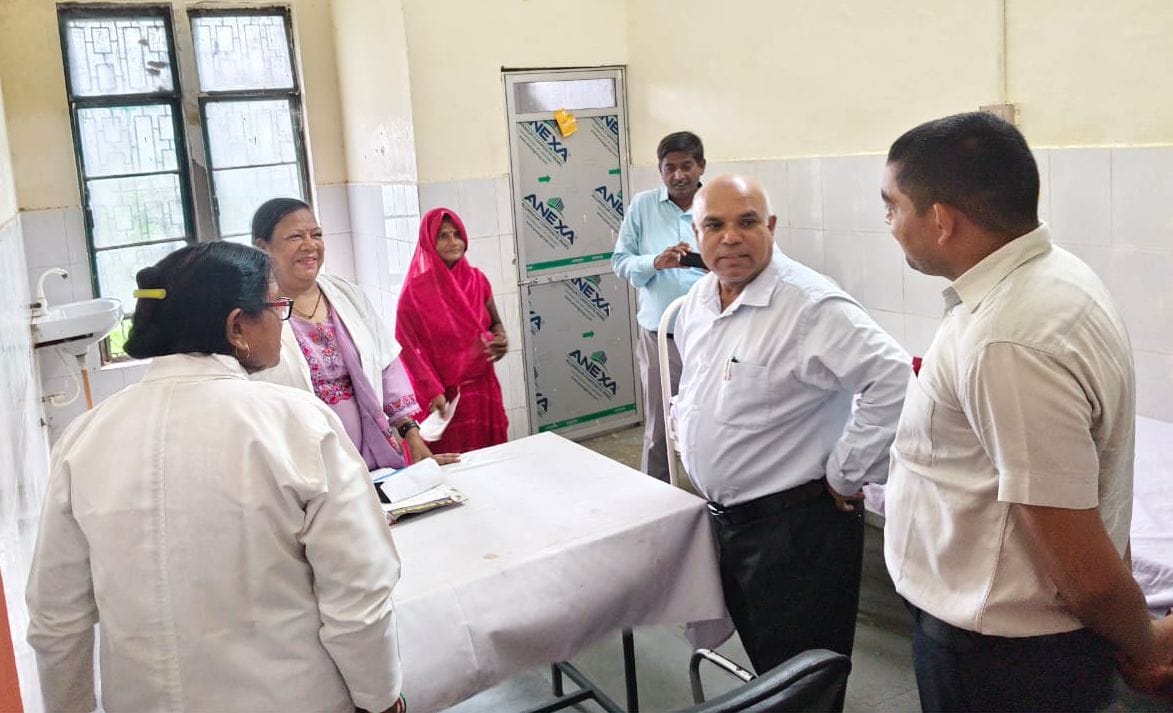 Siddharthnagar News: CMO conducted a surprise inspection of Bewa CHC and PHC