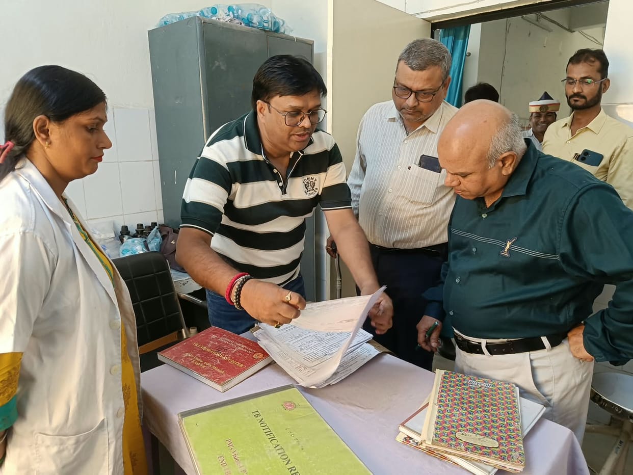 Siddharthnagar News: CMO conducts surprise inspection at CHC Jogia; reprimands staff for negligence
