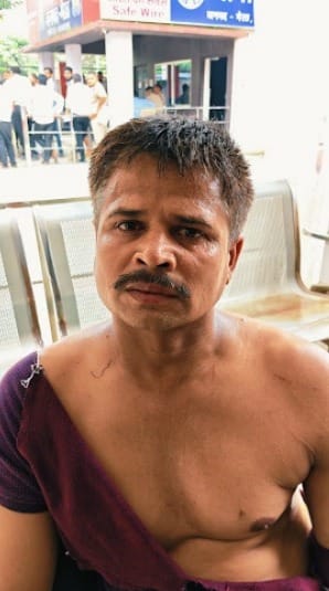 Document writer and ex-serviceman clash at Sub-Registrar's office.