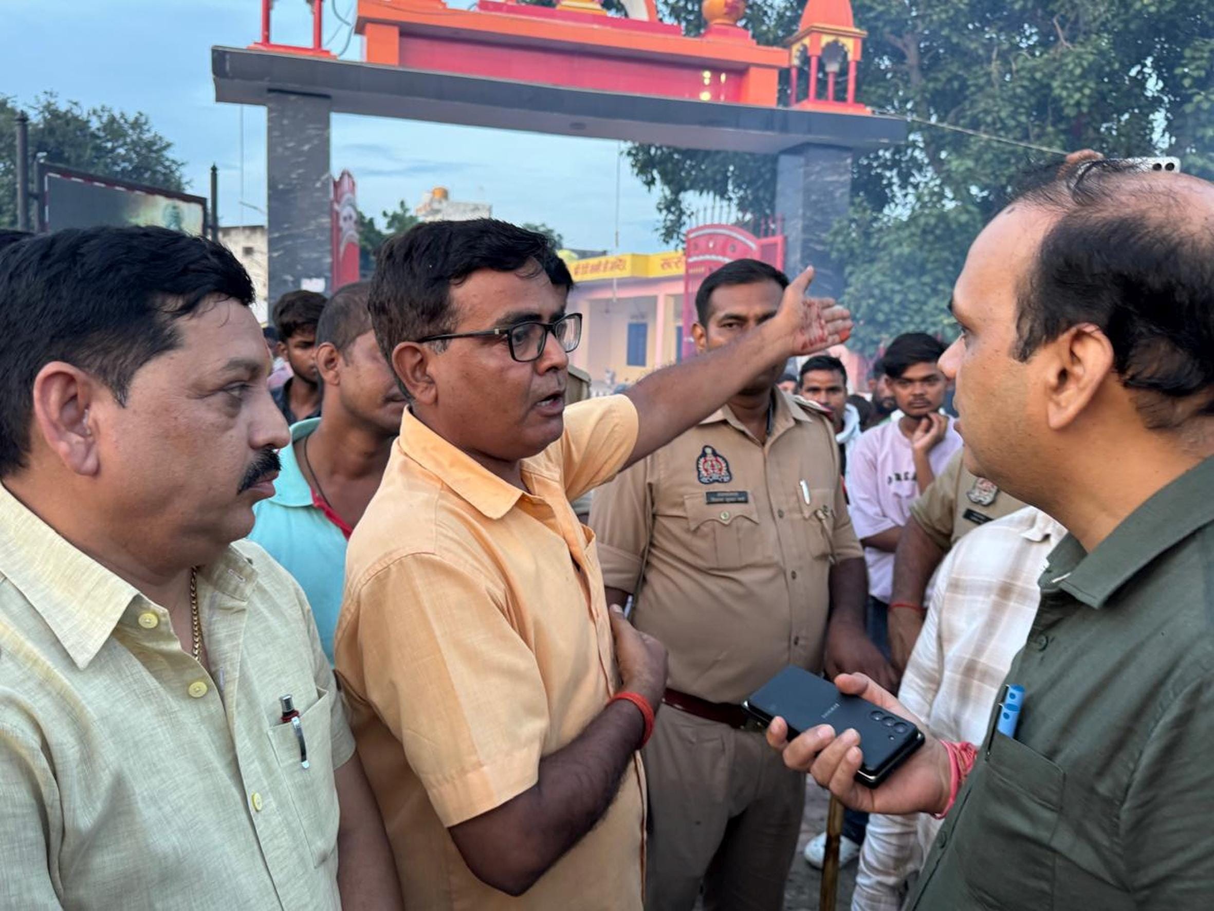 सरोवर में गंदा पानी भर जाने पर प्रदर्शन के दौरान आक्रोशित लोगों को समझाते एसडीएम।