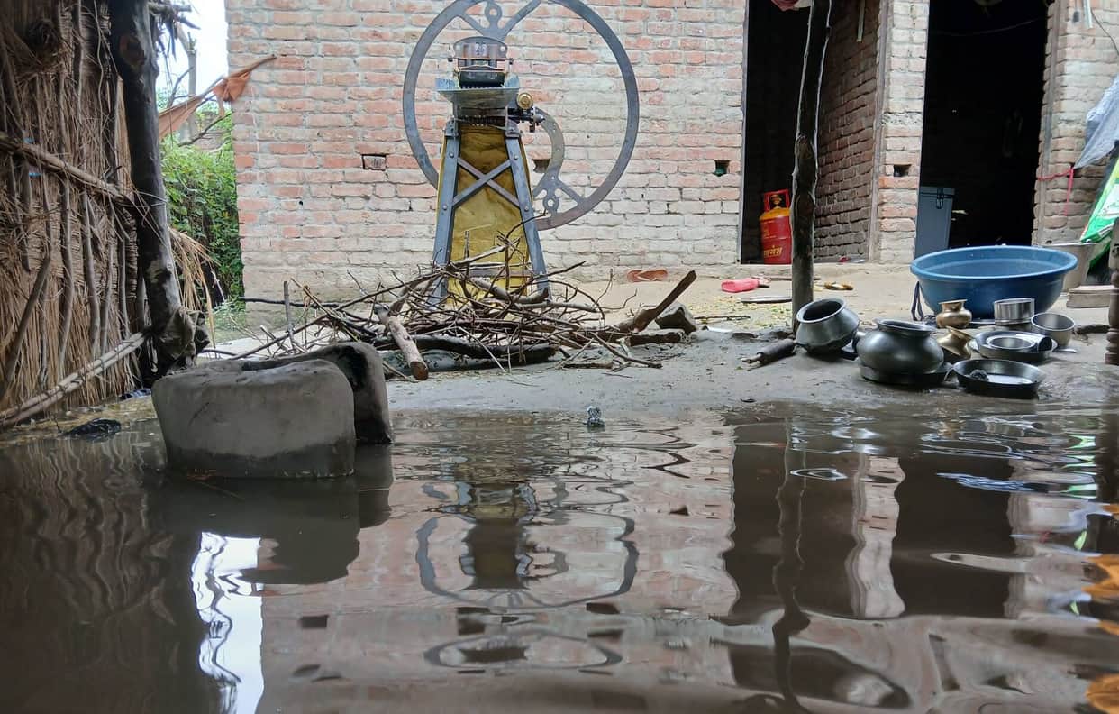 Due to the overflowing of Saryu, 23 villages of Aili Parsauli were filled with water