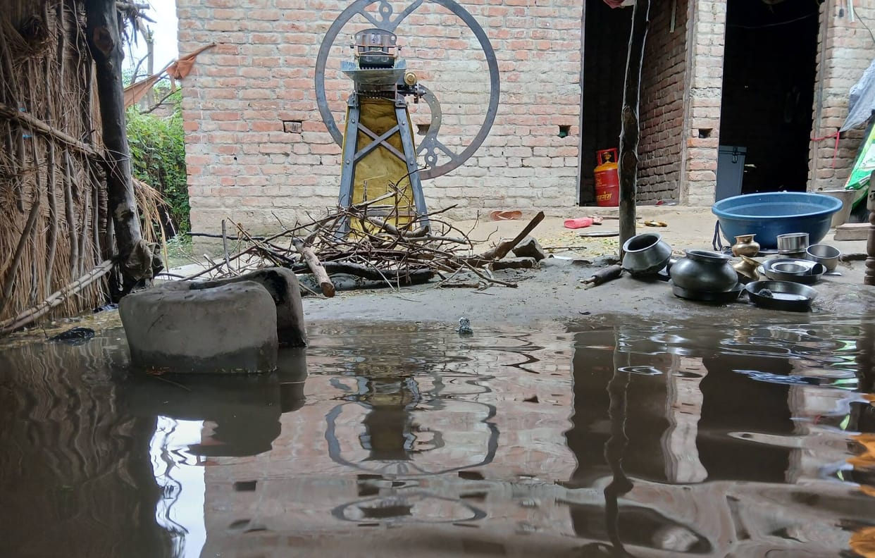 Due to the overflowing of Saryu, 23 villages of Aili Parsauli were filled with water