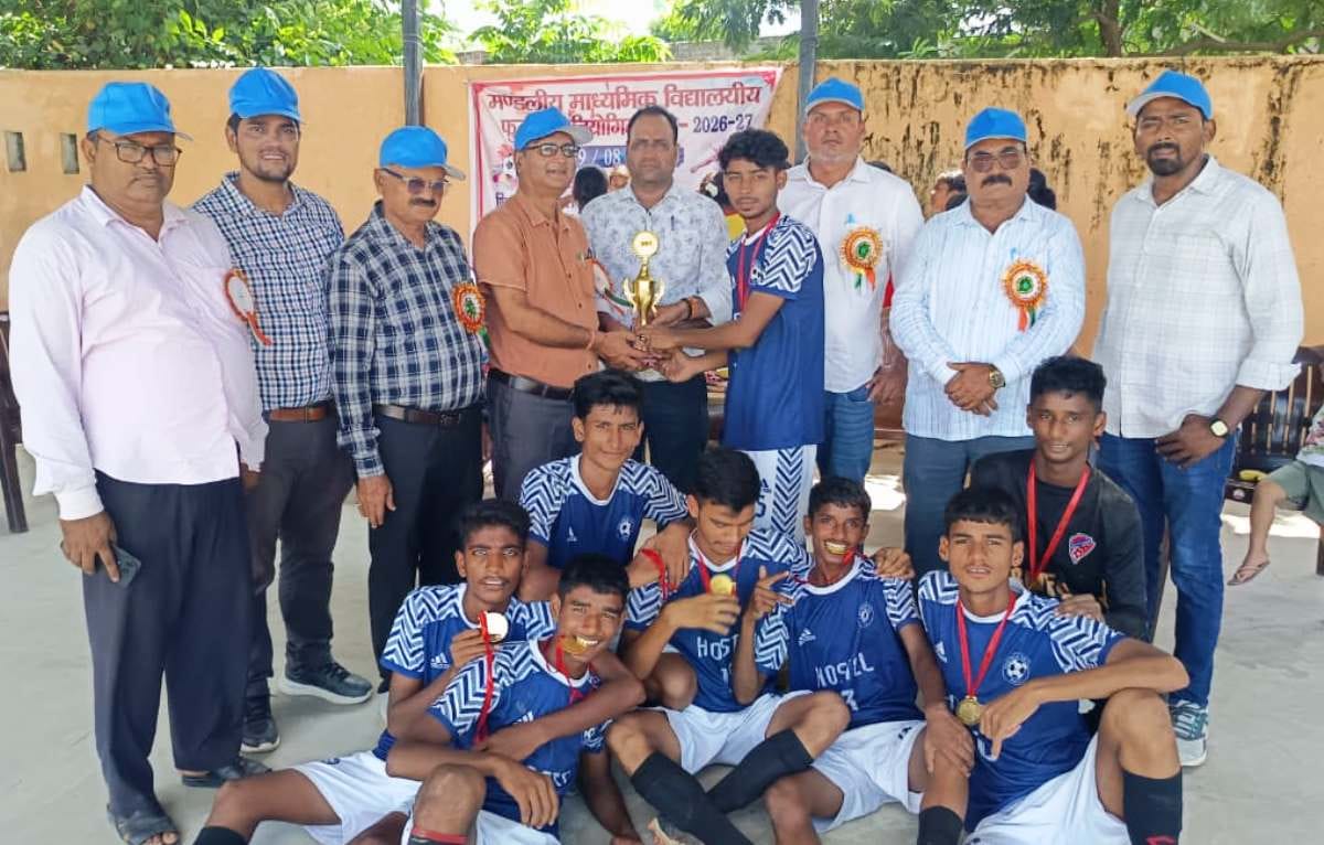 स्टेडियम में माध्यमिक विद्यालयों के मंडलीय फुटबाल प्रतियोगिता के विजेता खिलाड़ी-स्रोत आयोजक