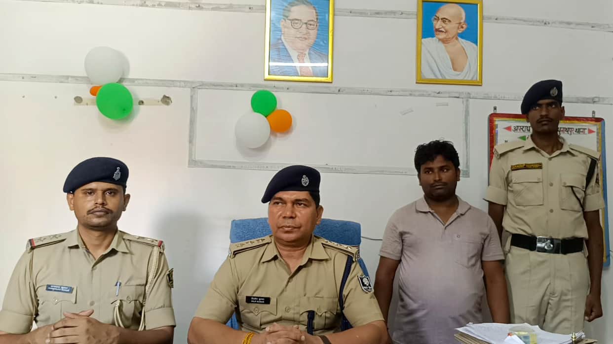 Smuggler arrested  with 5 pistols, 5 cartridges, and 10 magazines Motihari Bihar News