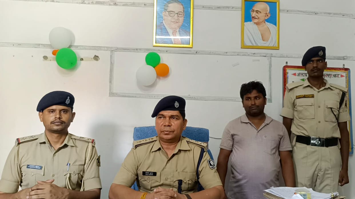Smuggler arrested  with 5 pistols, 5 cartridges, and 10 magazines Motihari Bihar News