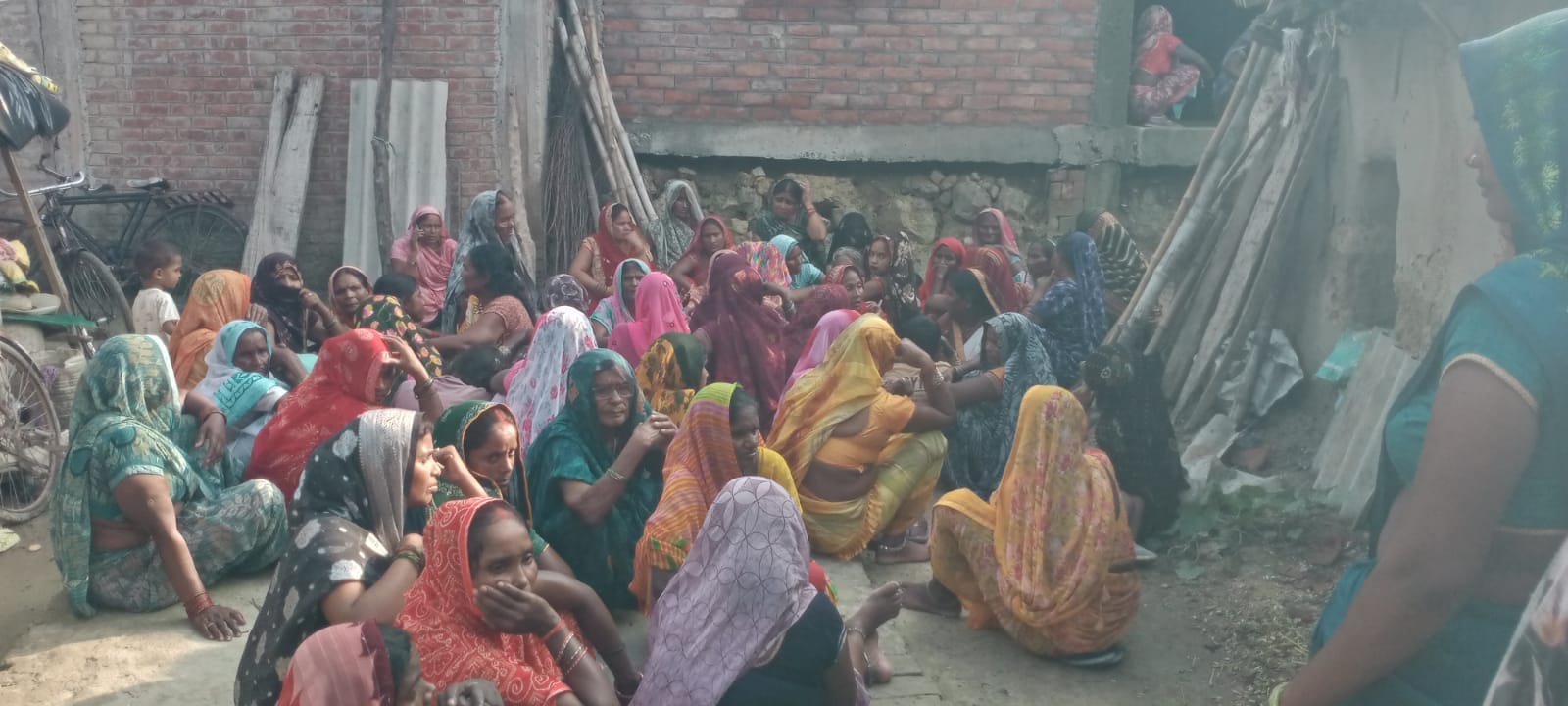 शाहगंज- मां-बेटी की मौत के बाद रोते बिलखते परिजन। संवाद