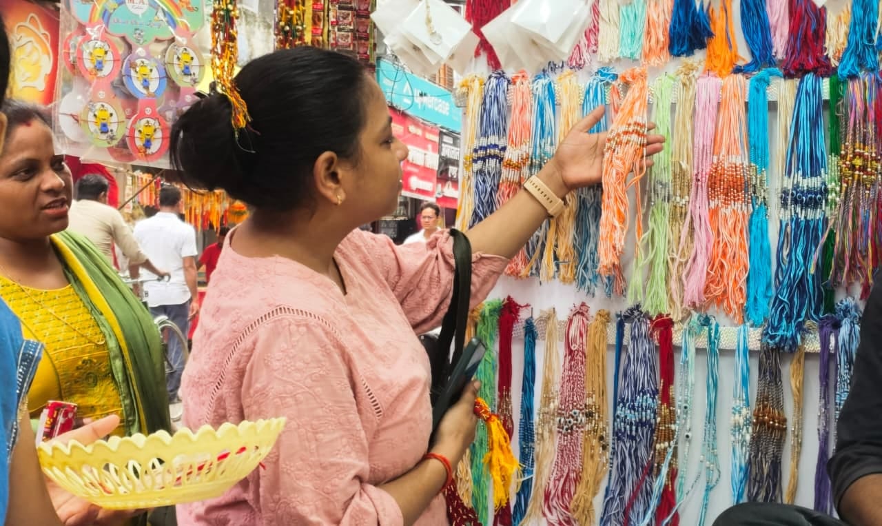 शहर में सजी राखियों की दुकान पर राखी खरीदती युवतियां। संवाद