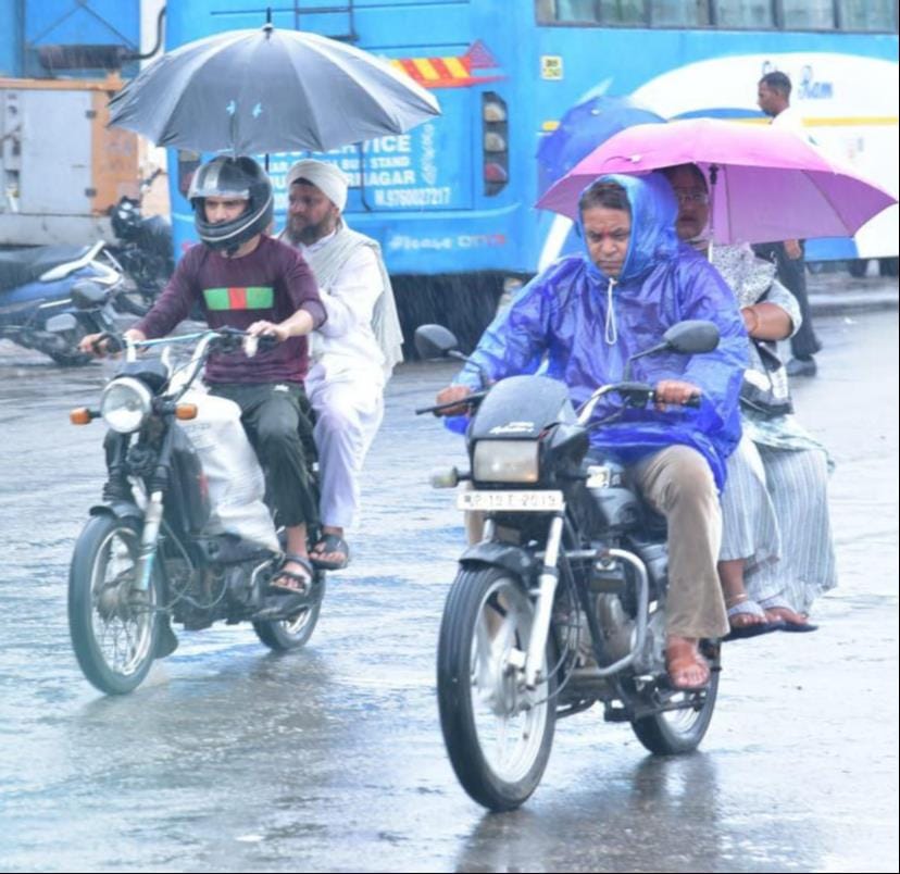 शामली में बारिश के दौरान जाते लोग। संवाद