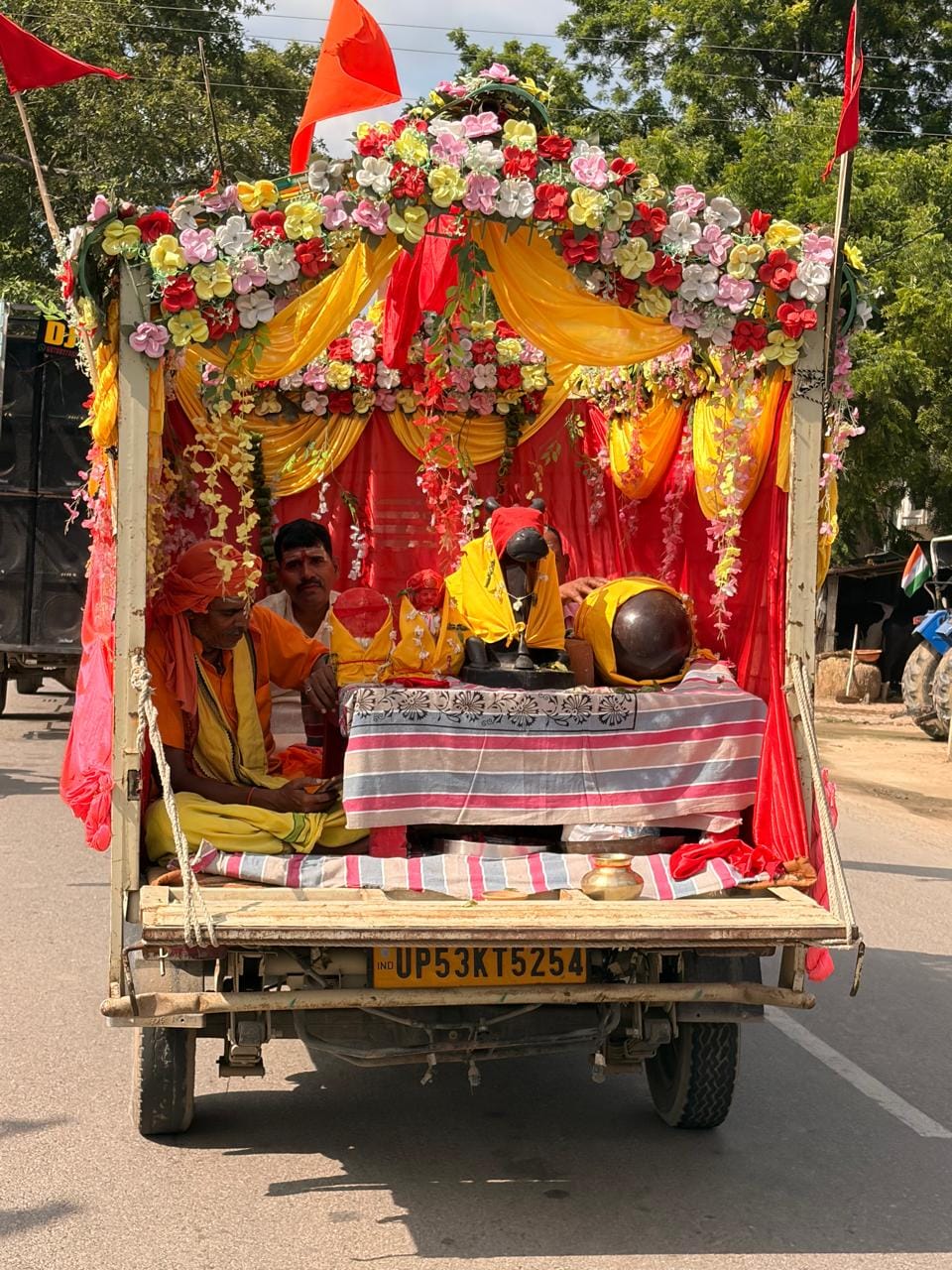 Kalash Yatra taken out for the installation of the Shivling.
