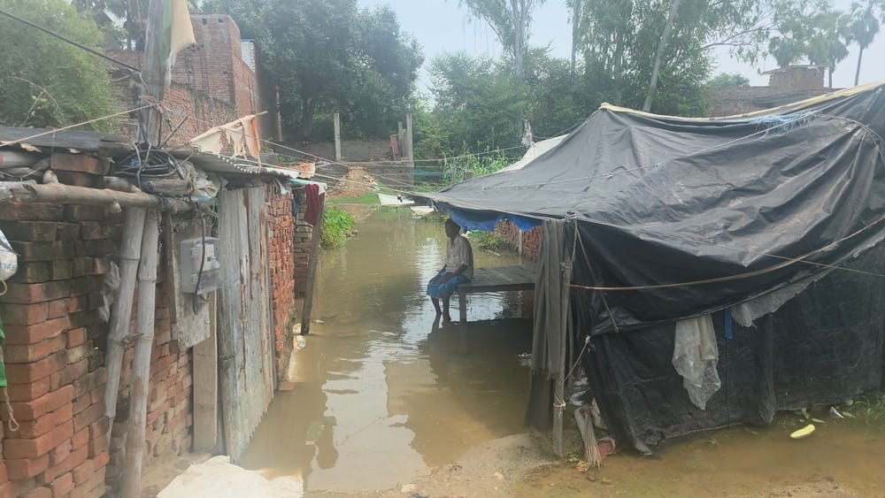 The water level of the Sarayu is 2 cm above the danger mark