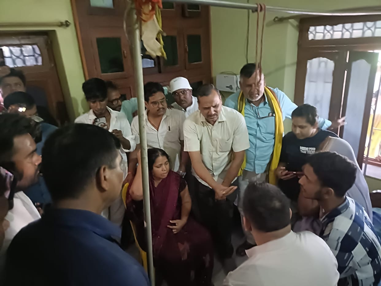 Bihar Hajipur contractor murder case Leader of Opposition Tejashwi Yadav met the victim family vaishali News
