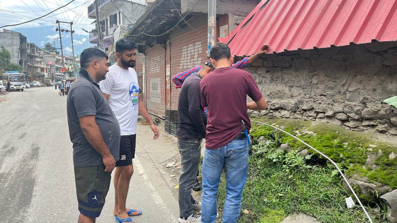 ट्रक की चपेट में आने वे हाईवे पर टूटी बिजली लाइन को ठीक करते बोर्ड के कर्मी। संवाद।