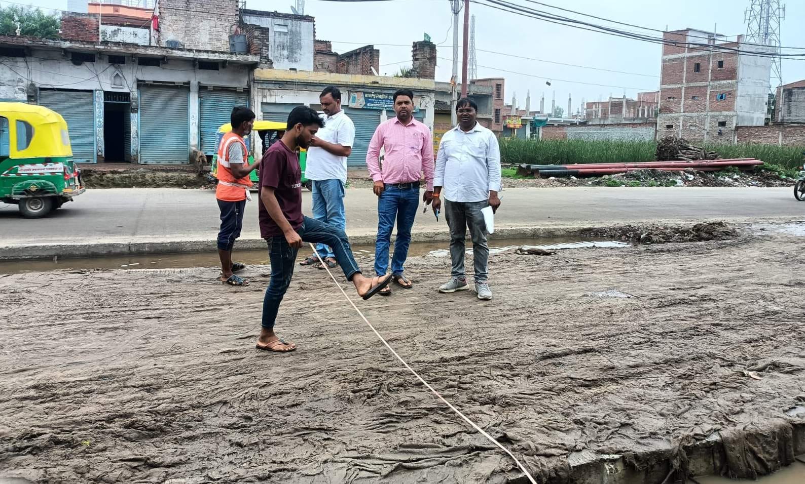 दुलहीपुर में पैमाइश करते राजस्व विभाग की टीम। संवाद