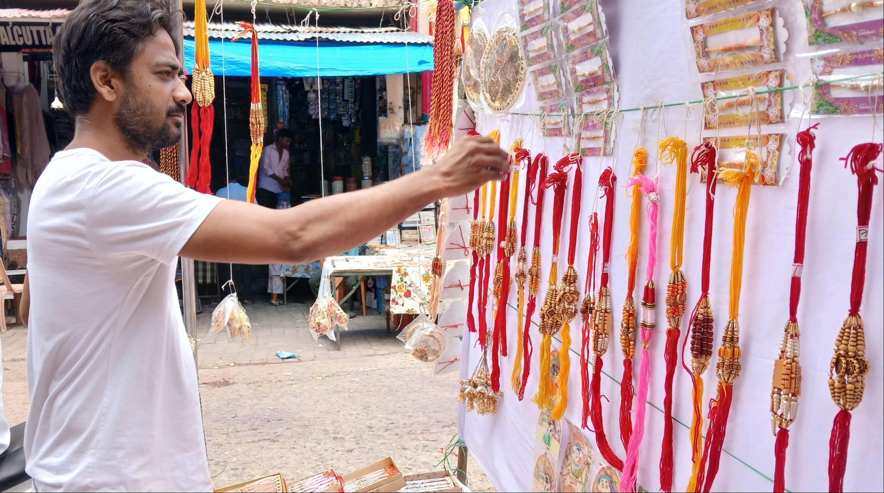 ठठेरी बाजार में सजी राखियों की दुकान। - संवाद
