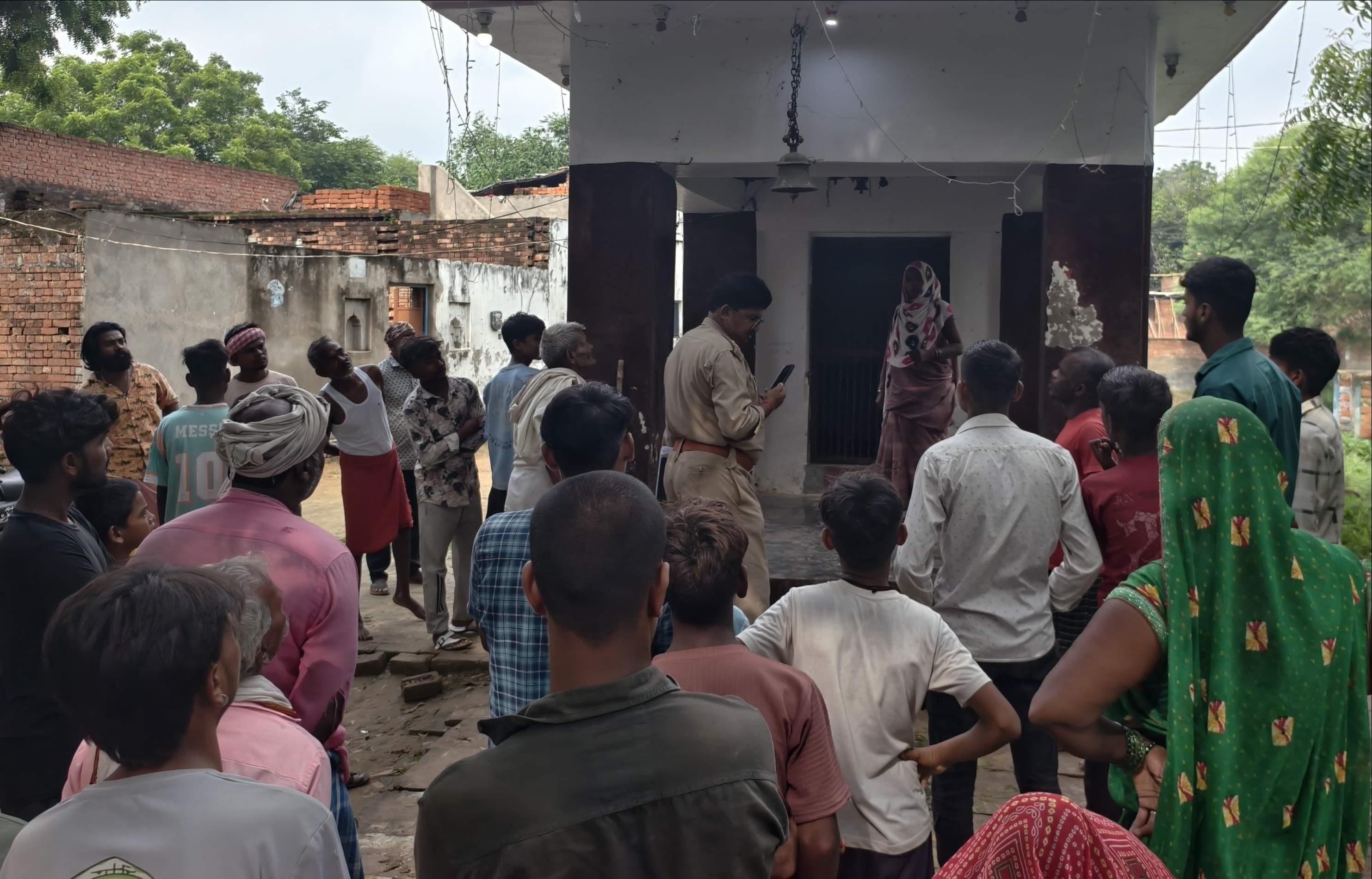 धानापुर के कालीमाता बस्ती स्थित काली माता मंदिर में चोरी के बाद जुटी भीड़। संवाद