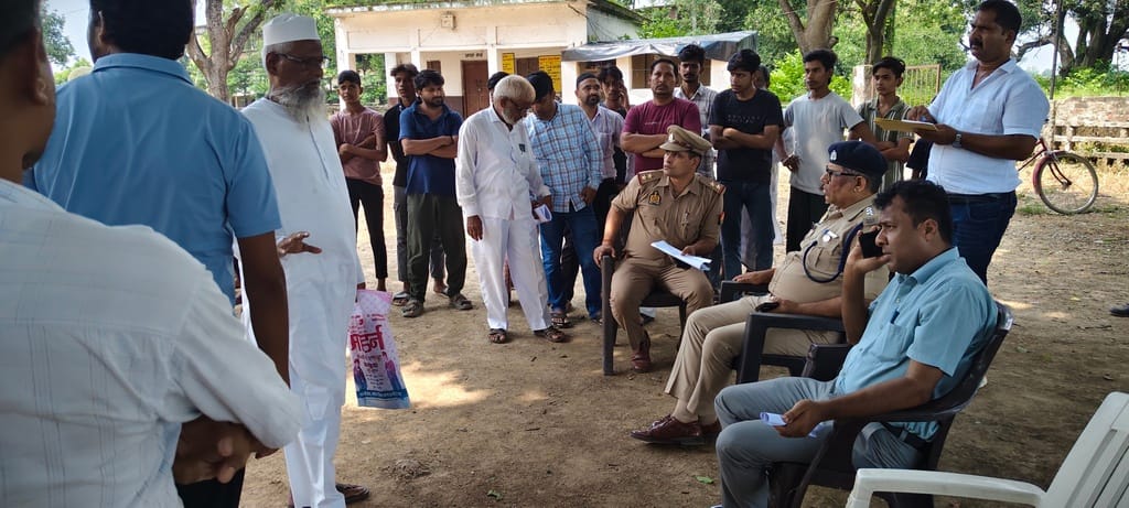 धर्मसिंहवा में मदरसे पर पहुंचकर दोनों पक्षों की बात सुनते एसडीएम व सीओ। संवाद धर्मसिंहवा में मद