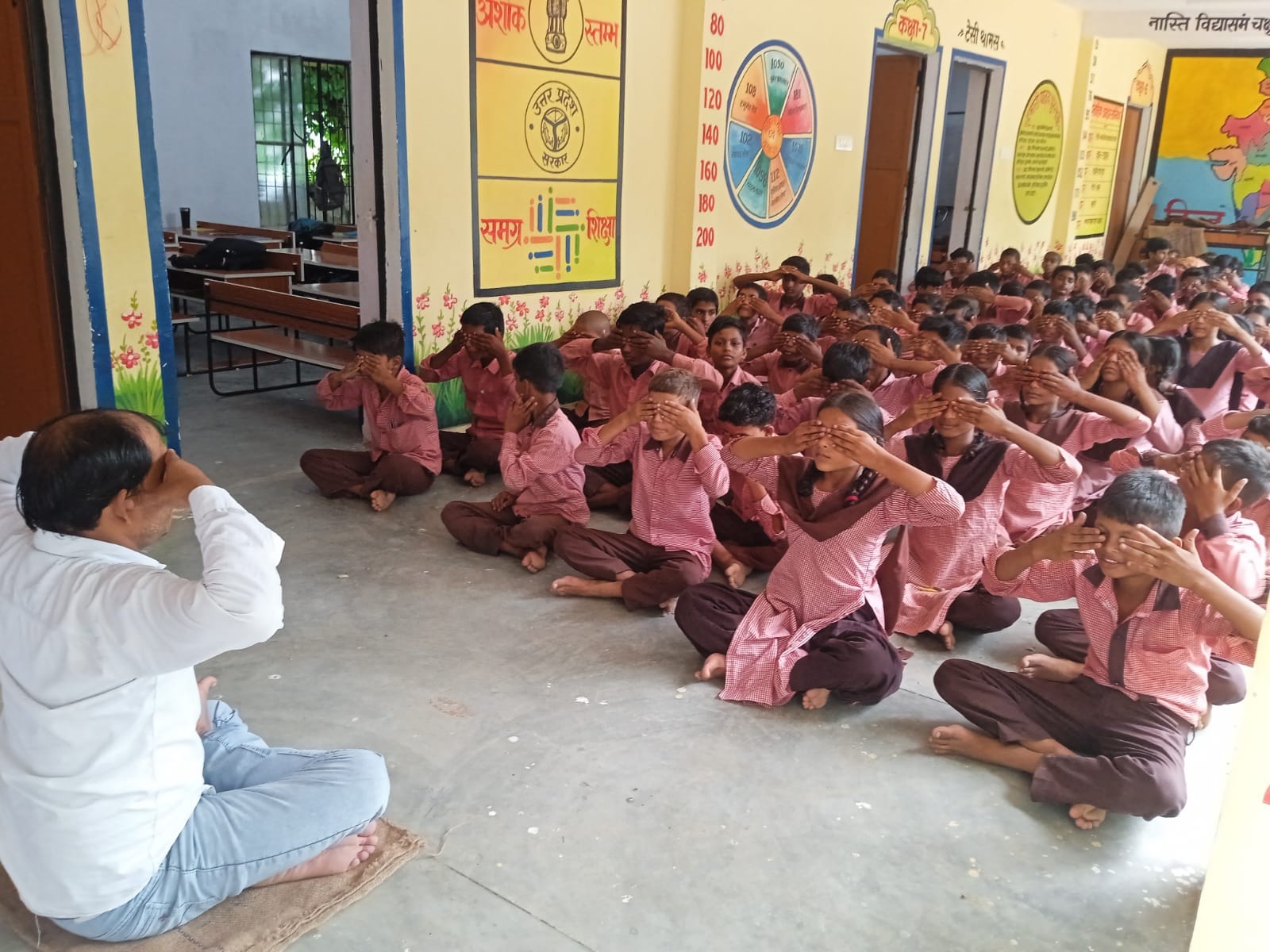 उच्च प्राथमिक विद्यालय बंदरहा दक्षिणी में योग करते विद्यार्थी।