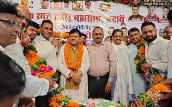 उझानी में तैलिक,साहू, राठौर सम्मेलन में नगर विकास राज्यमंत्री का स्वागत करते सजातीय कार्यकर्ता।