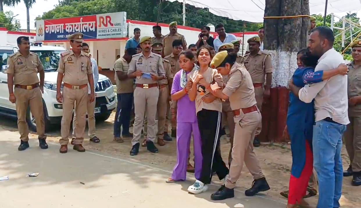 Sub-inspector on patrol dies after car collides with trailer