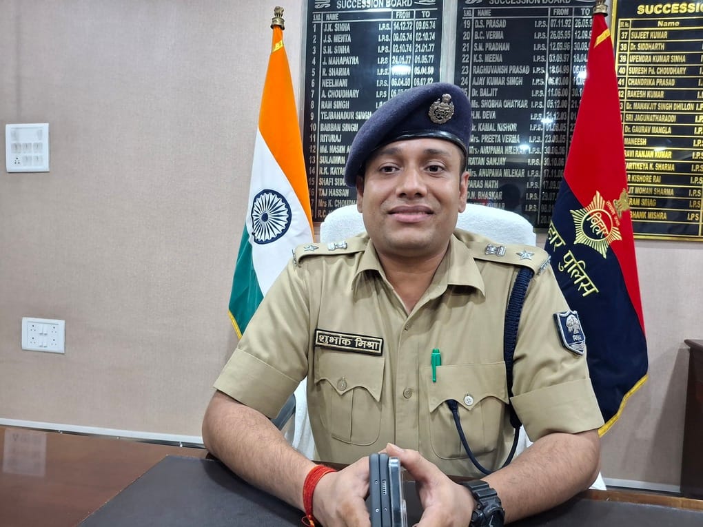 वैशाली एसपी शुभांक मिश्रा जानकारी देते हुए