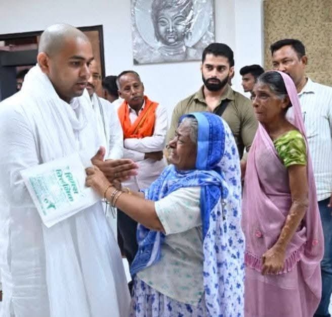 विधायक उमाशंकर सिंह के पुत्र युकेश सिंह को सांत्वना देती वृद्ध महिला। जागरूक पाठक