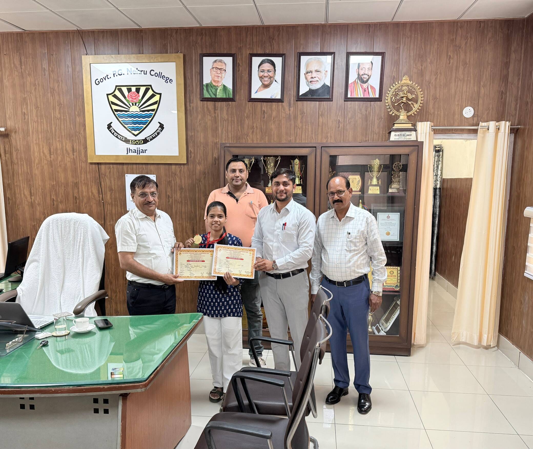 20jjrp04- कॉलेज पहुंचने पर खिलाड़ी को सम्मानित करते प्राचार्य दलबीर सिंह। स्रोत : कॉलेज