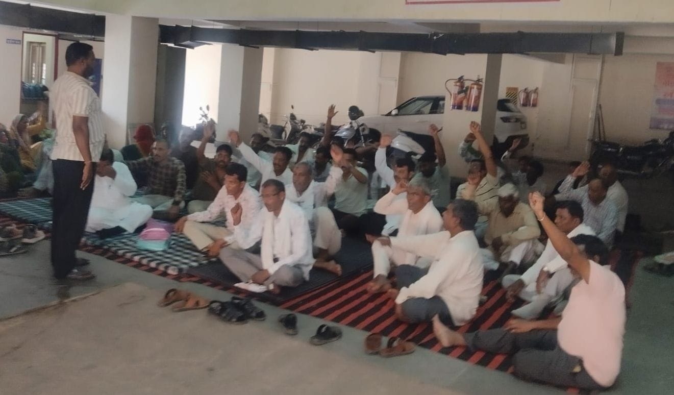 21जेएनडी13: नगर परिषद कार्यालय में धरने पर बैठे सफाई कर्मी नारेबाजी करते हुए। संवाद