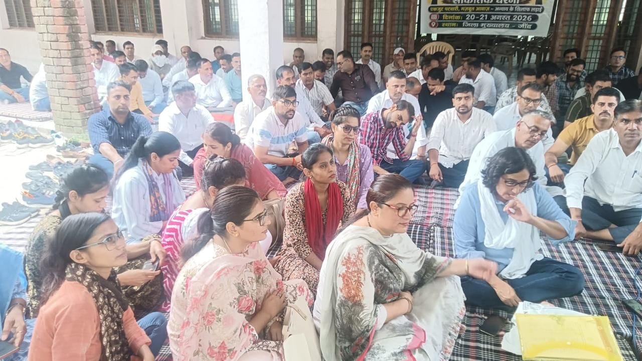 21जेएनडी14: पटवार भवन में धरने पर बैठे पटवारी। संवाद