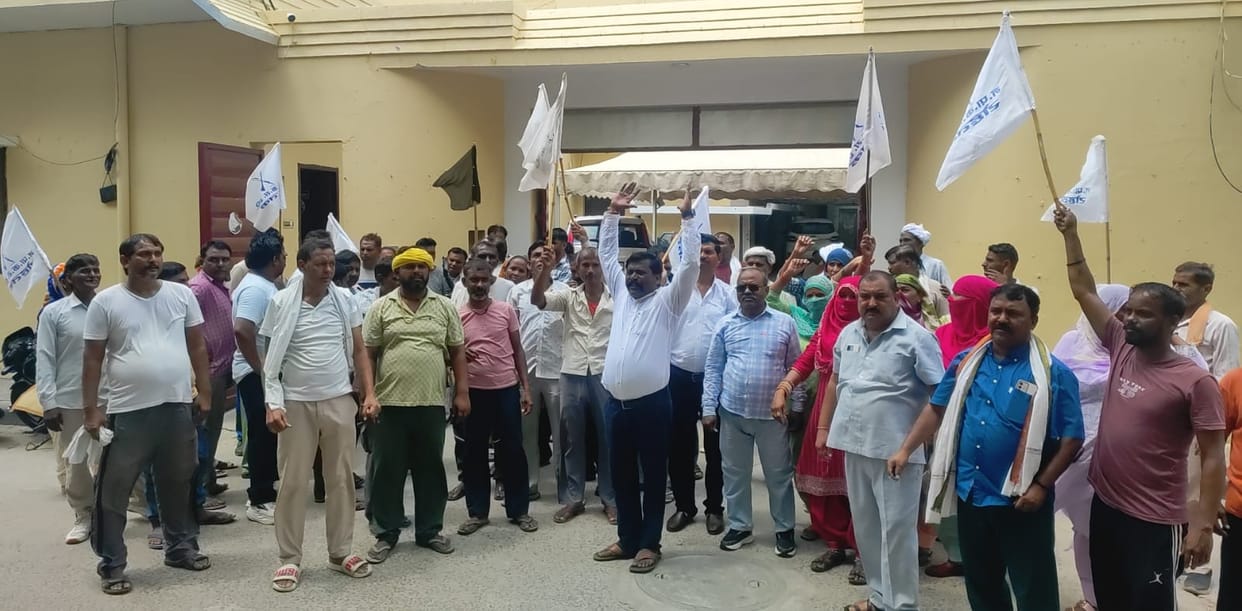 1,700 tonnes of garbage piles up in the city; sanitation workers extend strike until the 24th.