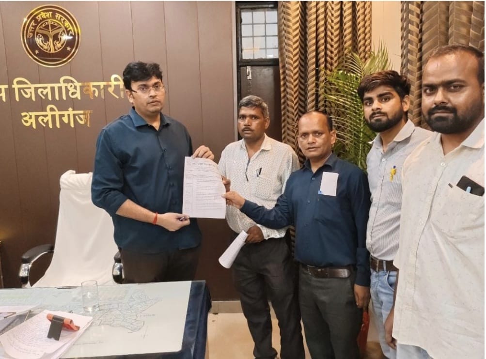 अलीगंज में एसडीएम शशि शेखर को ज्ञापन सौंपते लेखपाल। संवाद