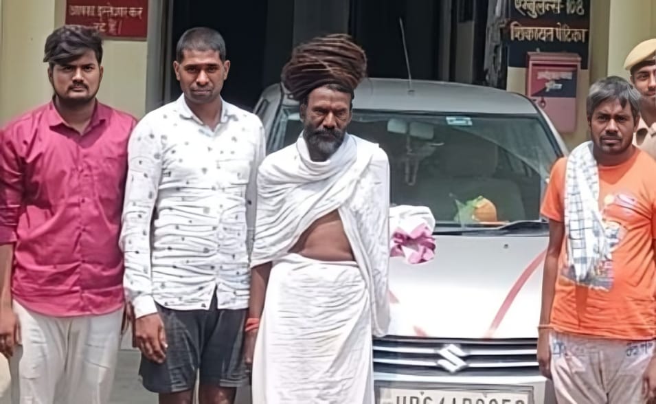 अलीगंज पुलिस की ओर से 29.2 किलो गांजे के साथ गिरफ्तार किए गए तस्कर। स्रोत : विभाग