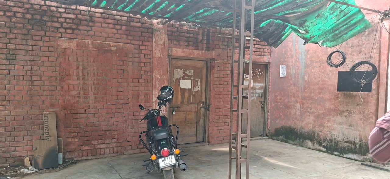 अनाजमंडी स्थित पटवारखाना कार्यालय पर लगा ताला। संवाद