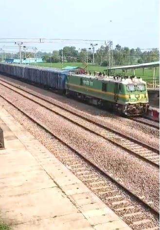 Lucknow News: पूर्वात्तर रेलवे ने पहली बार तीन मालगाड़ियों को जोड़कर चलाई अवध महाशक्ति फ्रेट ट्रेन