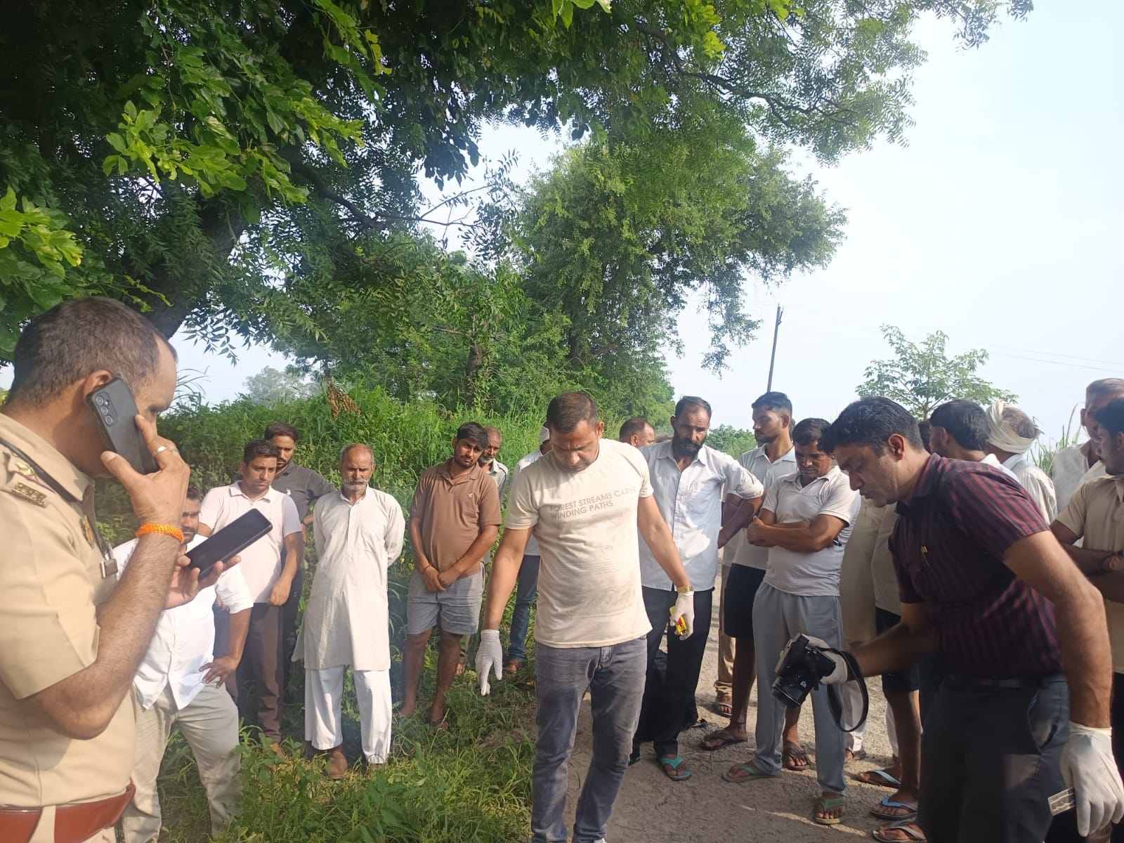 बीबीनगर थाना क्षेत्र गांव करकोड़ा में मिले युवक के शव के बाद जांच करती पुलिस व मौजूद ग्रामीण। स