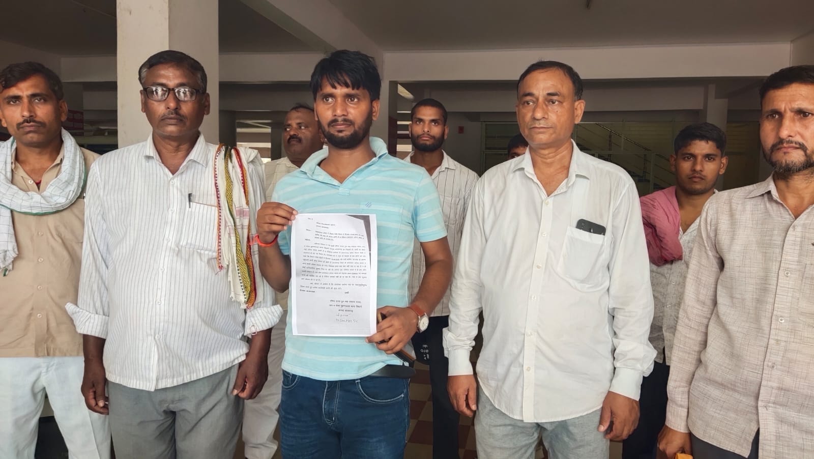 भाई की सलामती के लिए डीएम से मिलने पहुंचे परिजन। श्रोत-स्वयं